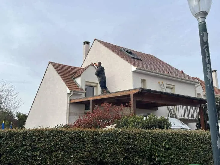 Application d'un traitement au pulvérisateur sur une toiture en tuiles — M. Simonard, couvreur en Seine-et-Marne