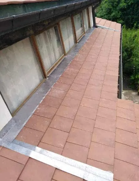 Terrasse carrelée le long d'un mur, avec son relevé en zinc — M. Simonard, couvreur en Seine-et-Marne