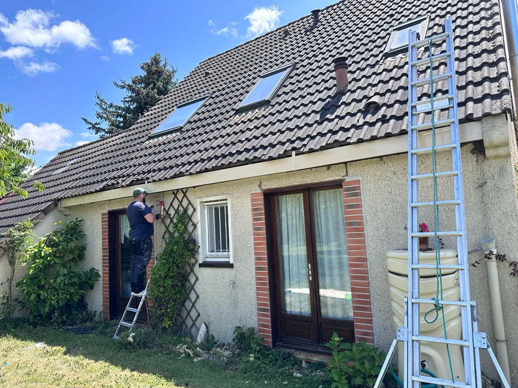Installation d'une gouttière par l'artisan — M. Simonard, couvreur à Villevaudé