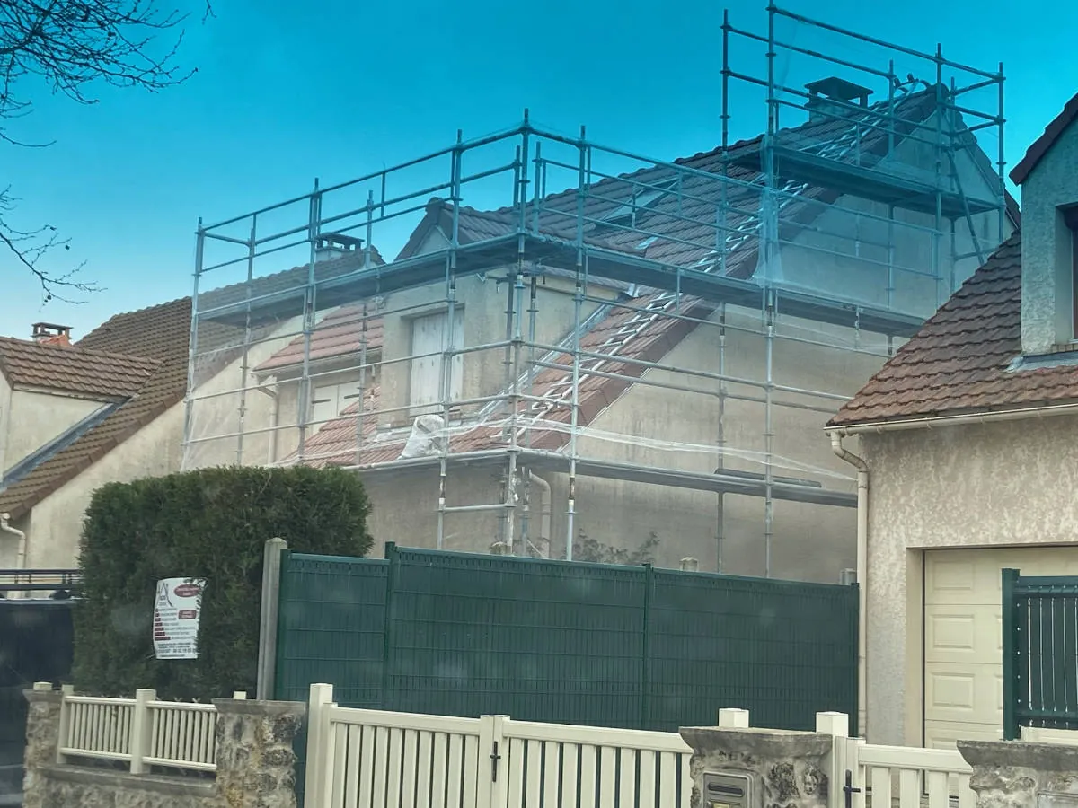 Maison sous échafaudage pendant un chantier de couverture — M. Simonard