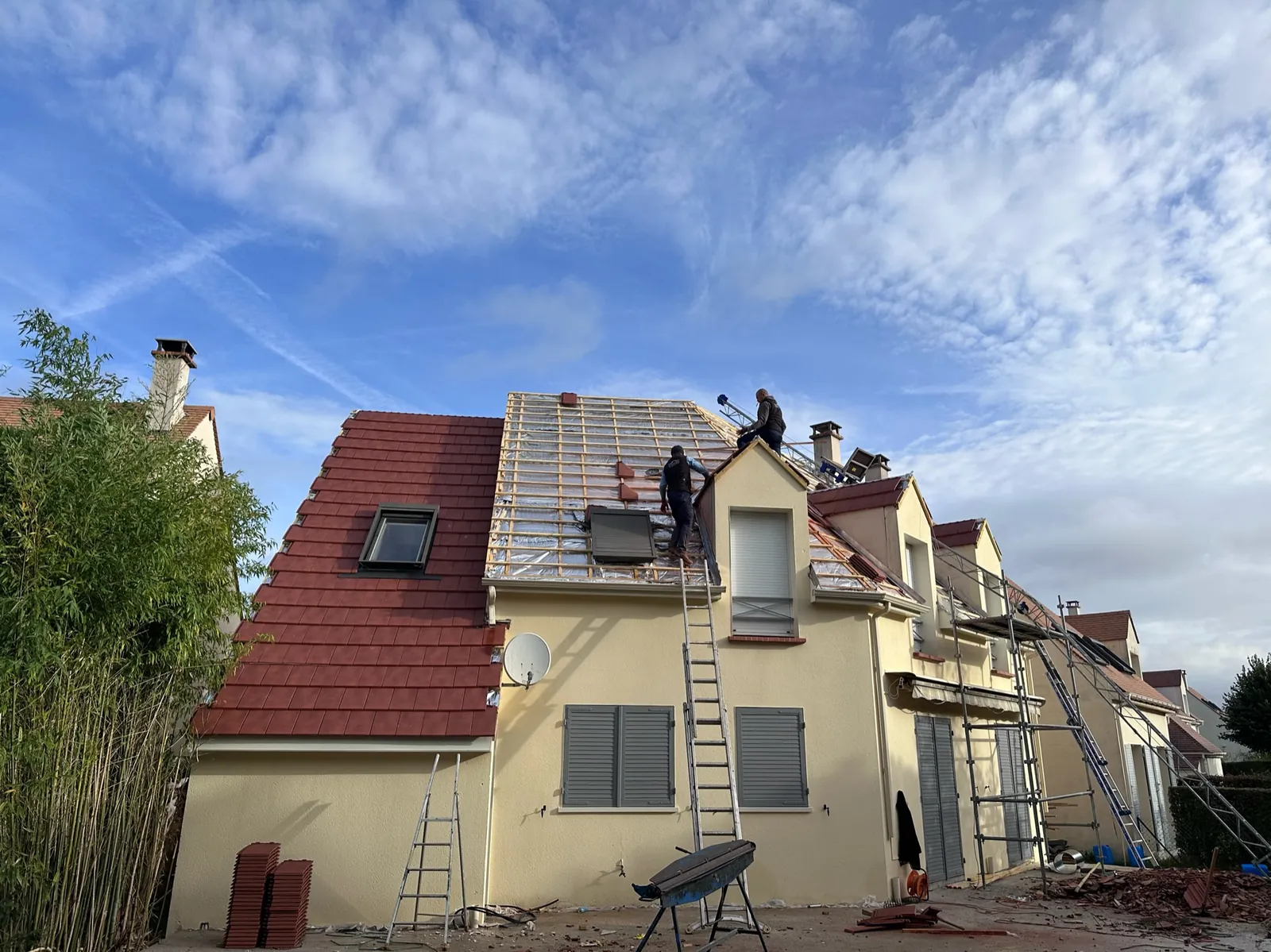 Pavillon dont la toiture en tuiles vient d'être terminée — M. Simonard, couvreur à Charmentray