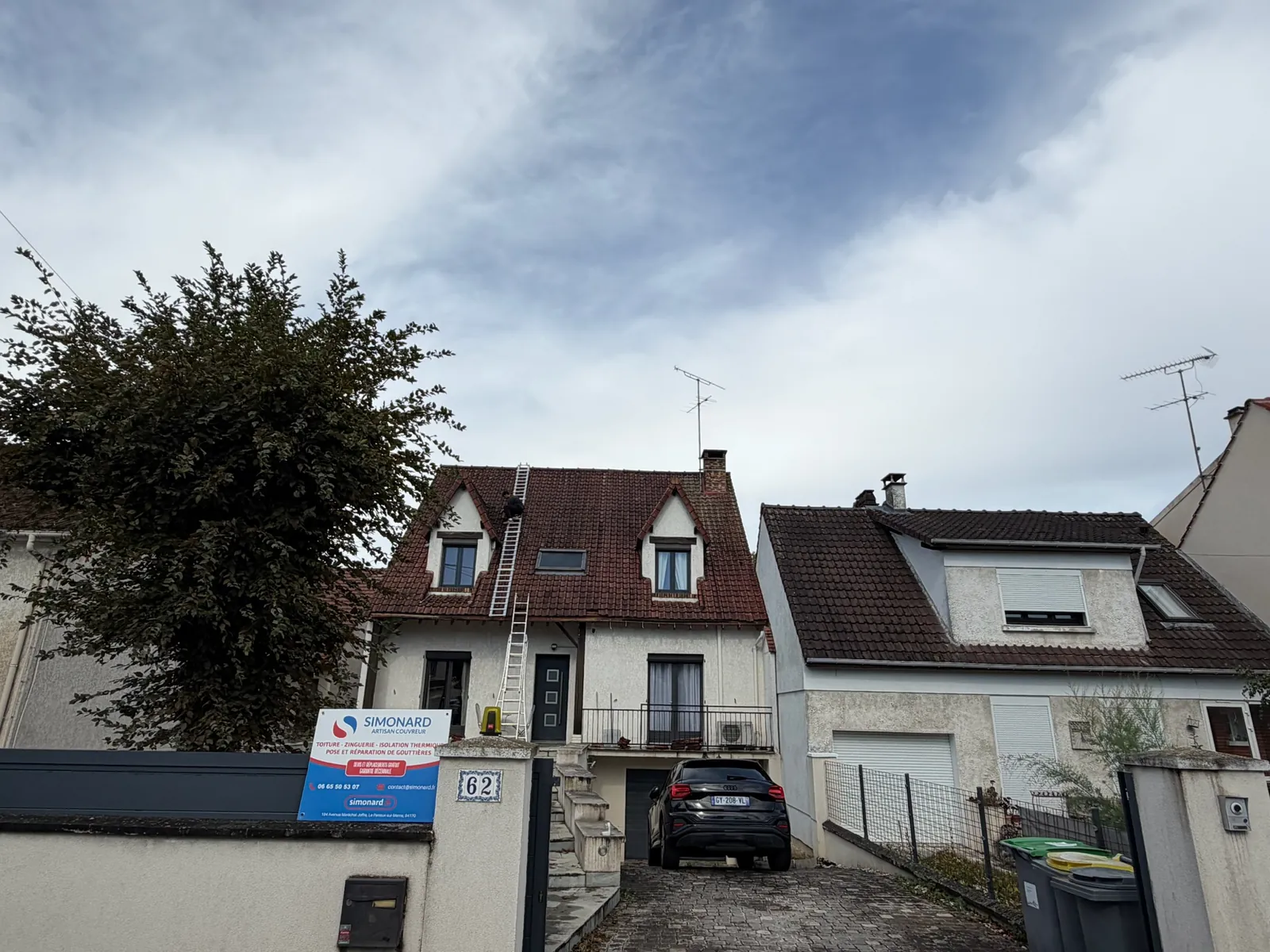 Vue d'ensemble d'un chantier de couverture sur un pavillon — M. Simonard
