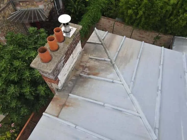 Toit plat en zinc et souche de cheminée en brique, vus d'en haut — M. Simonard, couvreur en Seine-et-Marne