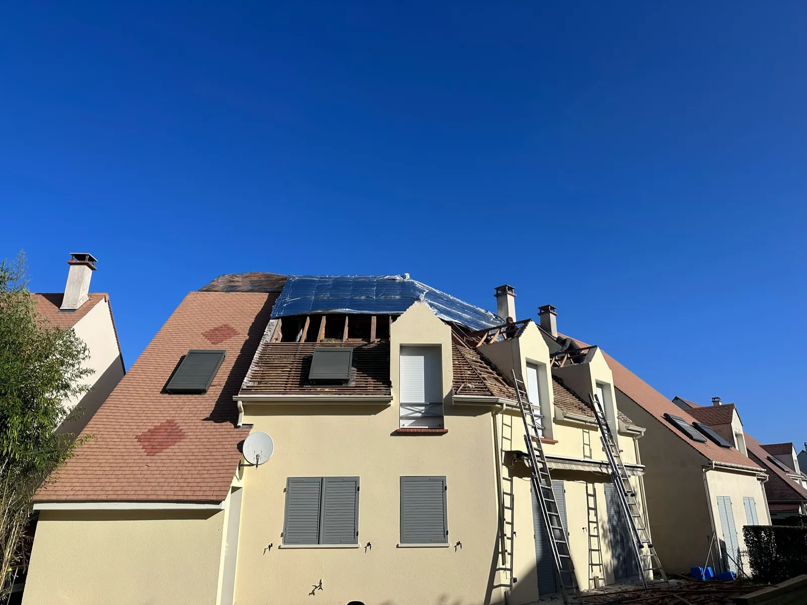 Remplacement d'une toiture en cours sur un pavillon — M. Simonard, couvreur à Villevaudé