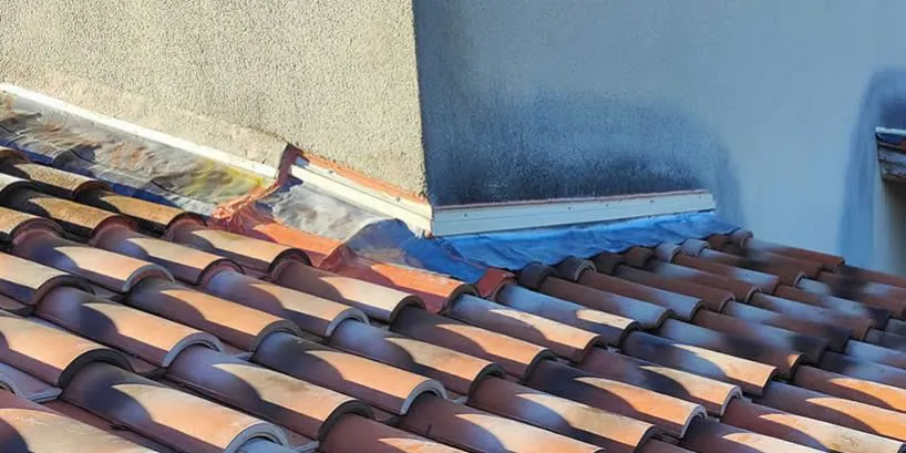 Solin en zinc posé contre un mur, au-dessus d'une couverture en tuiles canal — M. Simonard, couvreur en Seine-et-Marne