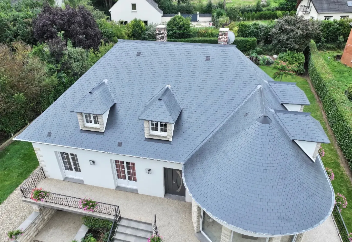 Toiture en ardoise entièrement refaite, vue aérienne — M. Simonard, couvreur en Seine-et-Marne