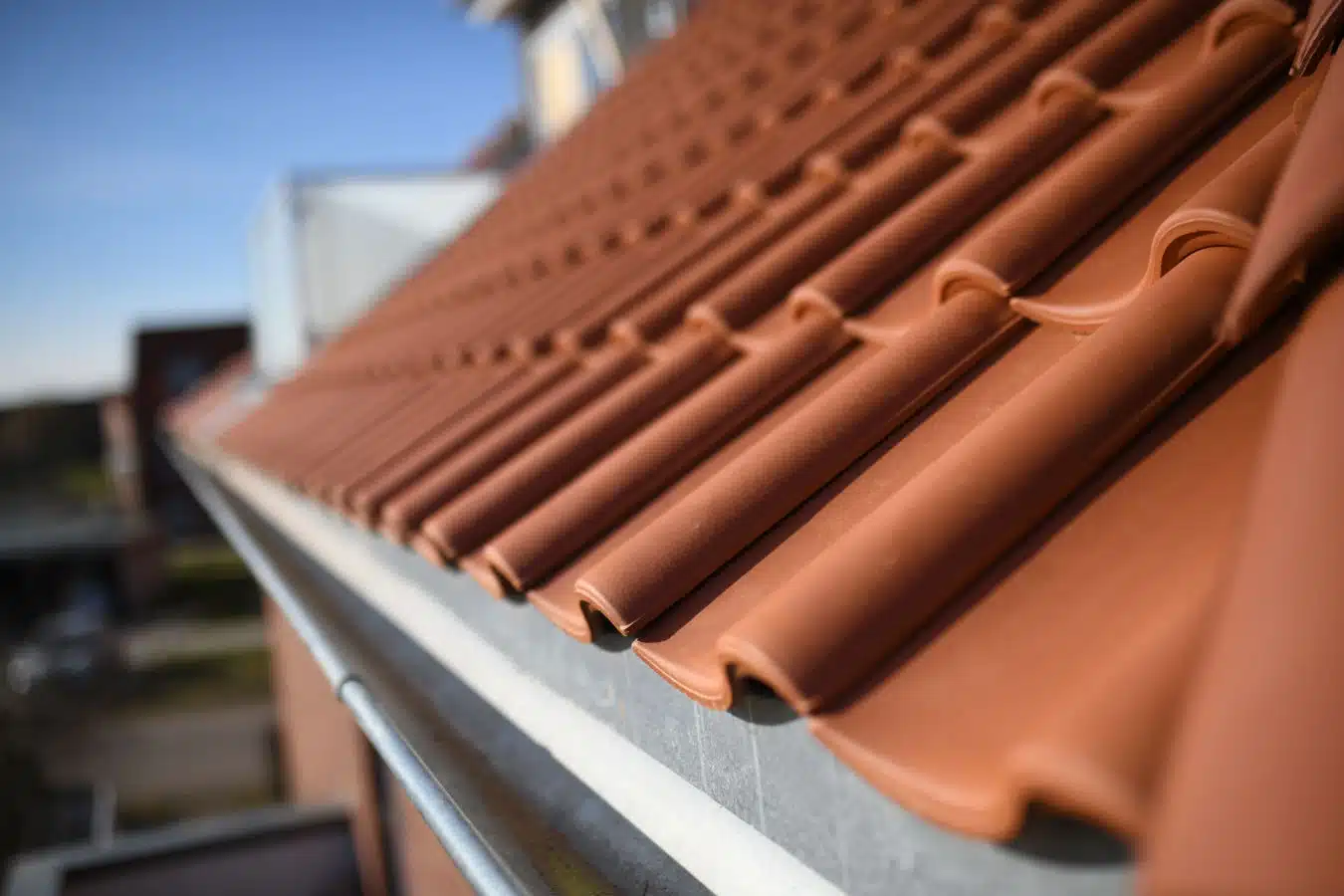 Gros plan sur une toiture en zinc