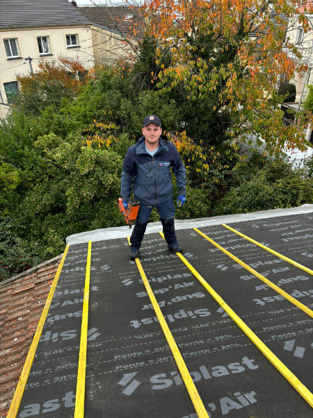 m. simonard kenny avec un machine à clou sur une toiure dans le val de marne 94