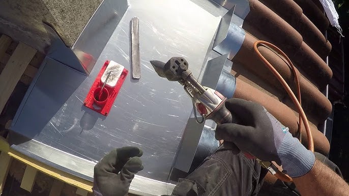 pied de cheminée zinc gros plan m simonard dans le 77