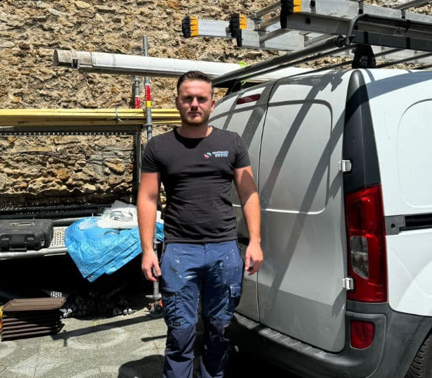 Monsieur Simonard, à côté de son véhicule devant un pavillon en Seine-et-Marne