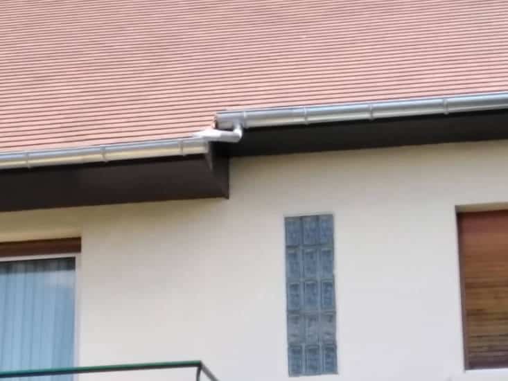 Gros plan sur une gouttière en zinc installé par Monsieur Simonard sur un pavillon à Claye-Souilly