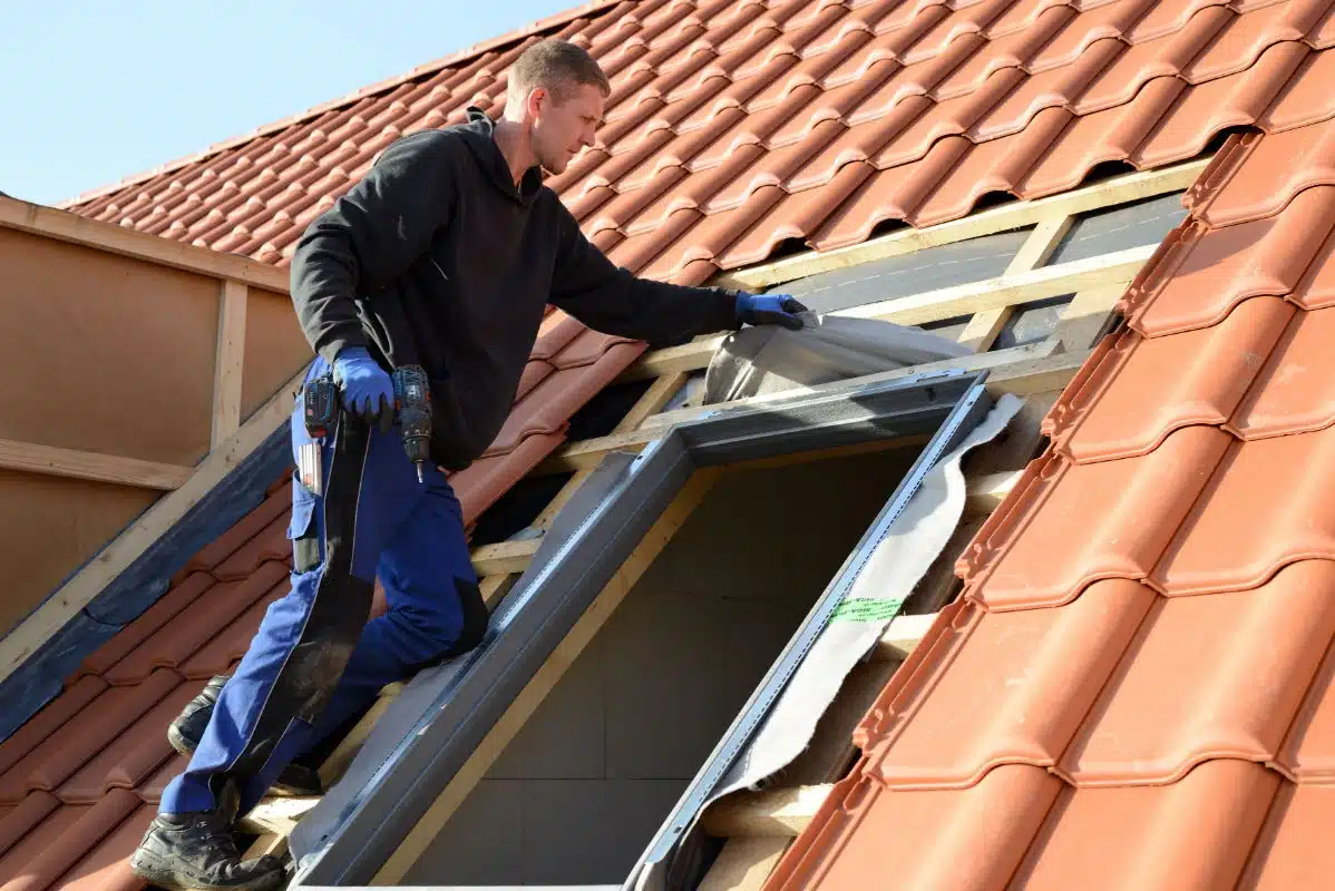 Pose d’une fenêtre de toit / VELUX