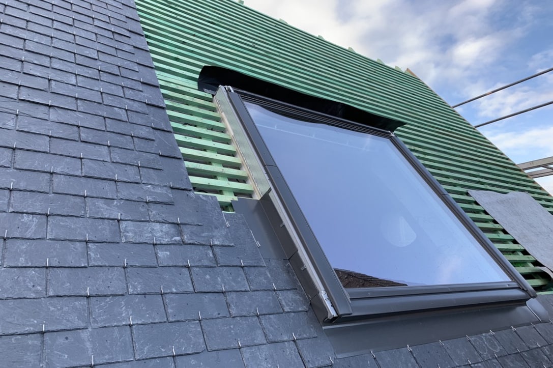 Remplacement de couverture en Ardoises en Seine-et-Marne, vu sur un velux avec des ardoises autour